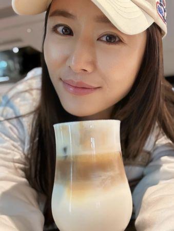林心如女儿4岁学钢琴「弹不出一个调」亲戚面前表演：她很主动(图2)
