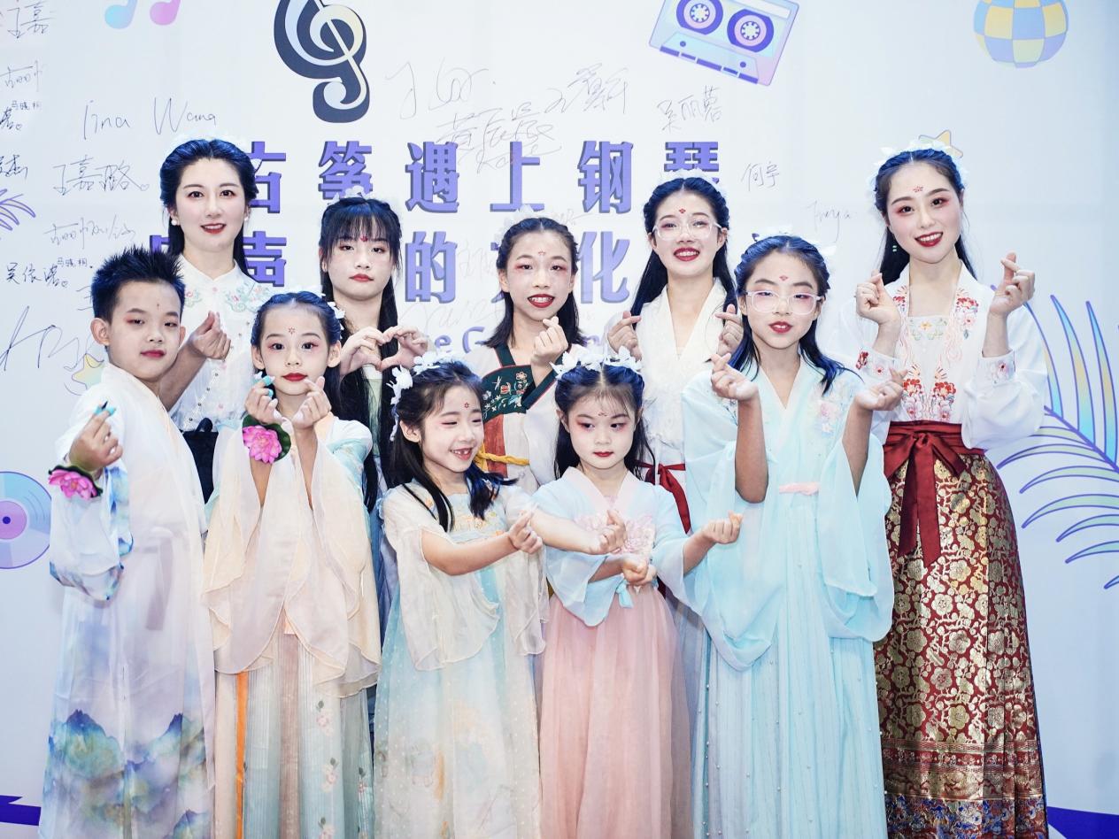 中国青年古筝演奏家黄辰晨受波兰总领事邀请参加中外文化交流活动(图1)