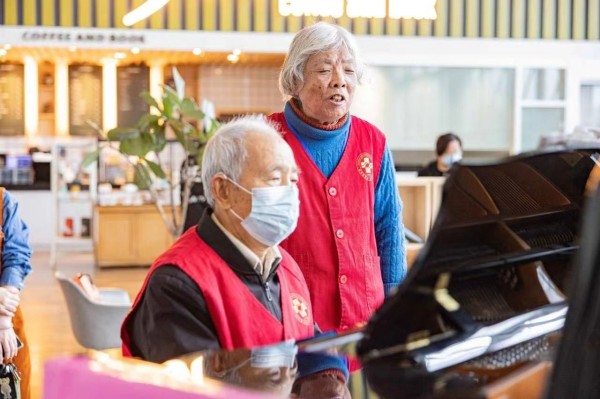 85岁“钢琴爷爷”在医院公演3年只因……(图1)
