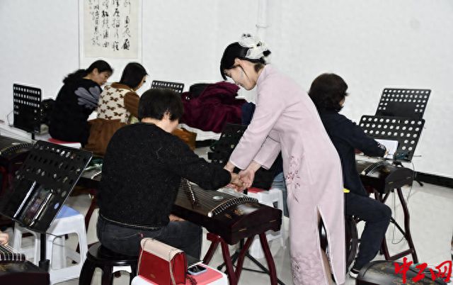 河南鹤壁市总工会开设“工会晚八点”职工古筝公益课堂(图1)
