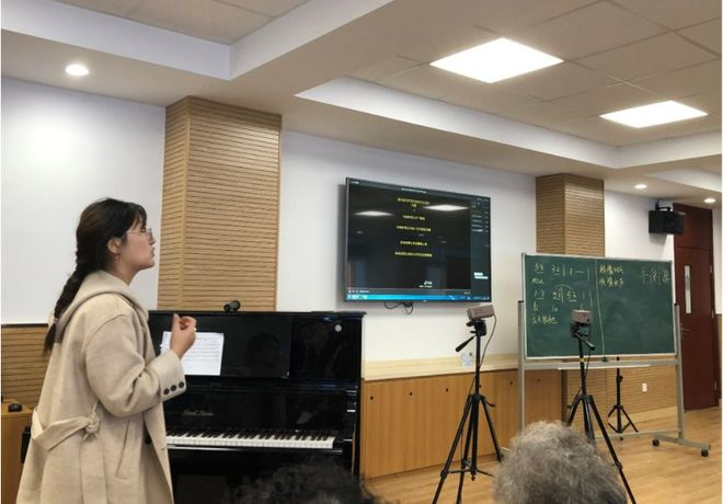 9年前魔性笑声一夜成名表情包女孩竟是钢琴老师开始直播了(图4)