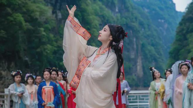 上百名“芙蓉仙女”齐聚武隆芙蓉江仙境盛宴来袭(图1)
