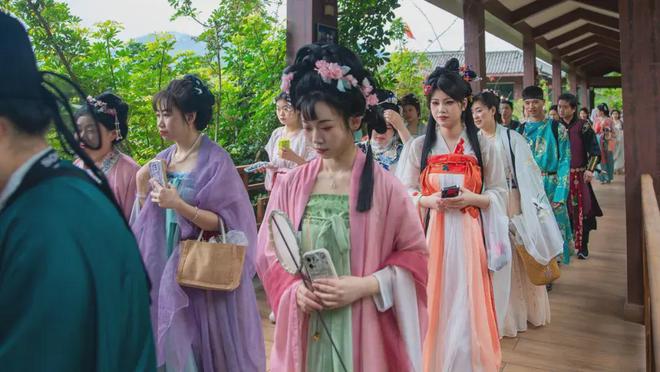 上百名“芙蓉仙女”齐聚武隆芙蓉江仙境盛宴来袭(图3)