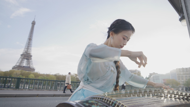 用音乐构筑友谊之桥“国风女孩”在法国街头奏响心灵的音符(图1)