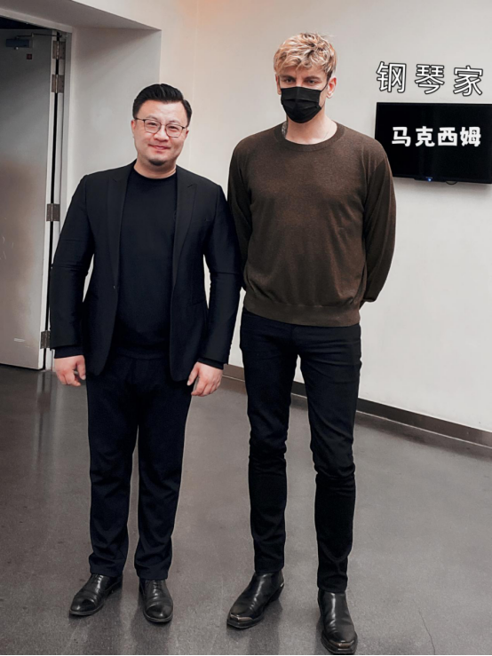 钢琴演奏家吴俊成：用音乐点亮希望用教育播种未来(图2)