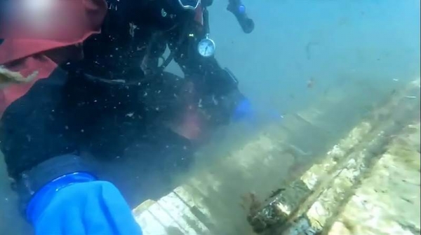俄潜水员在贝加尔湖湖底发现一架钢琴坐琴椅水中忘情弹奏(图1)