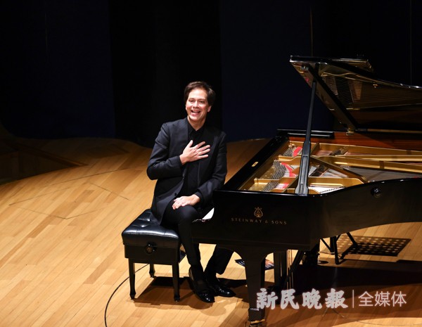 建筑师傅国华雕塑《流金家园》落成暨加拿大钢琴家史蒂夫·贝瑞卡《金色五月》独奏音乐会(图4)