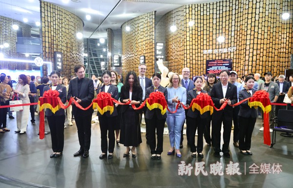 建筑师傅国华雕塑《流金家园》落成暨加拿大钢琴家史蒂夫·贝瑞卡《金色五月》独奏音乐会(图1)