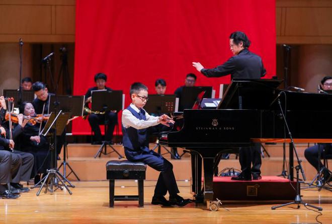 北京中山音乐堂：钢琴少年李沛霖上演中国经典《彩云追月(图2)