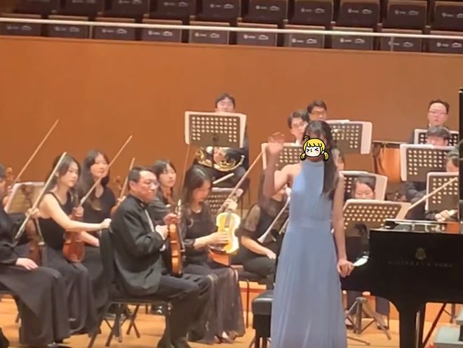韩雪看女儿钢琴表演13岁女儿瘦高个仪态气质出众长成妈妈翻版(图4)