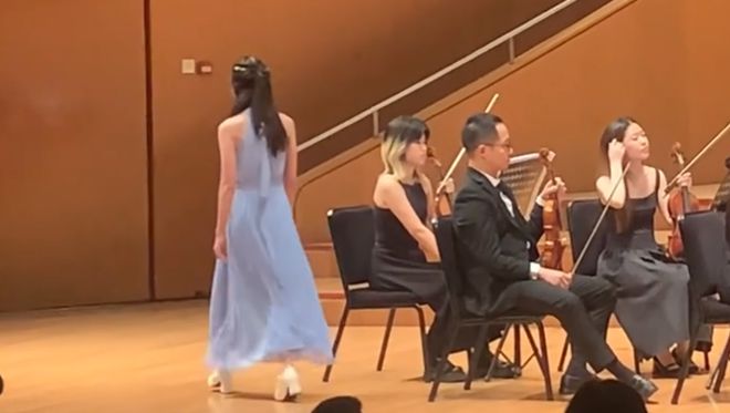 韩雪看女儿钢琴表演13岁女儿瘦高个仪态气质出众长成妈妈翻版(图5)