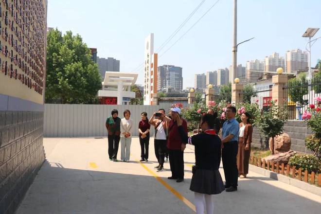 河南安阳：著名古筝演奏家焦金海教授莅临安阳市文源小学参观指导(图3)
