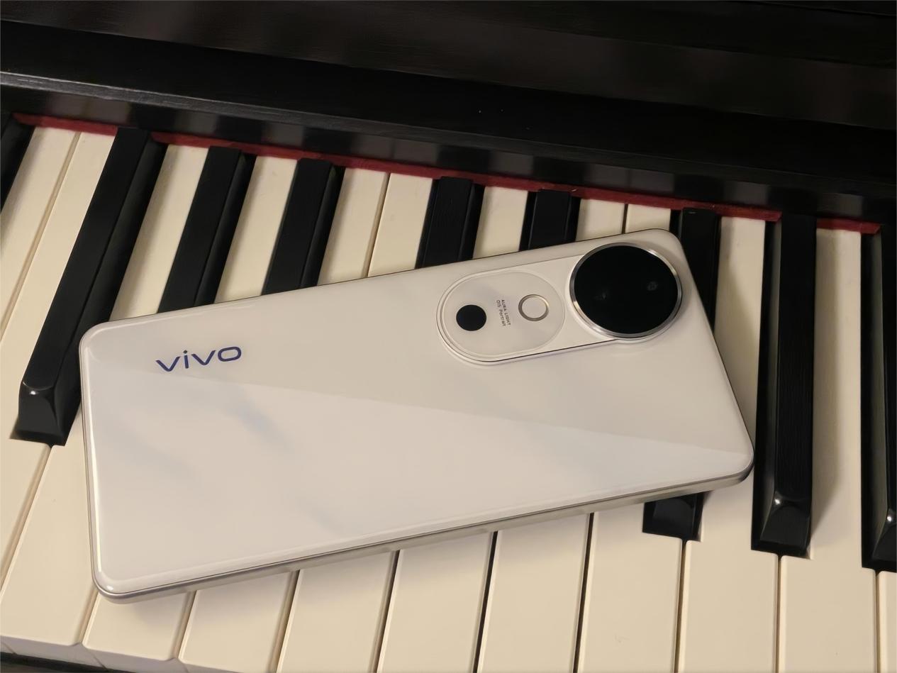 vivoS19轻巧机身与高超性能的浑然天成堪称AI手机中的钢琴女神(图2)