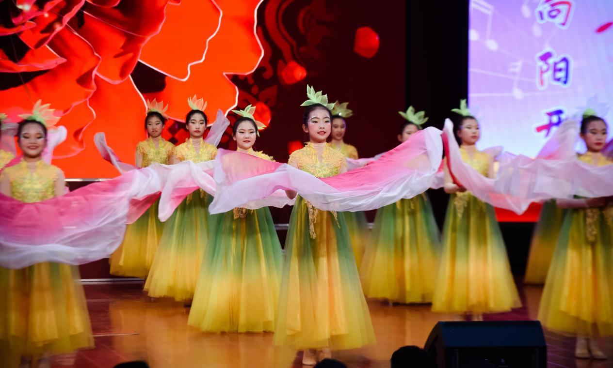 童心礼赞新时代花儿朵朵向阳开(图2)