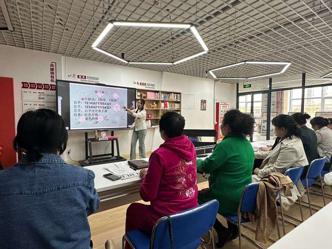 爱乐学堂中老年人钢琴电子琴培训机构：点燃晚年艺术梦想(图2)