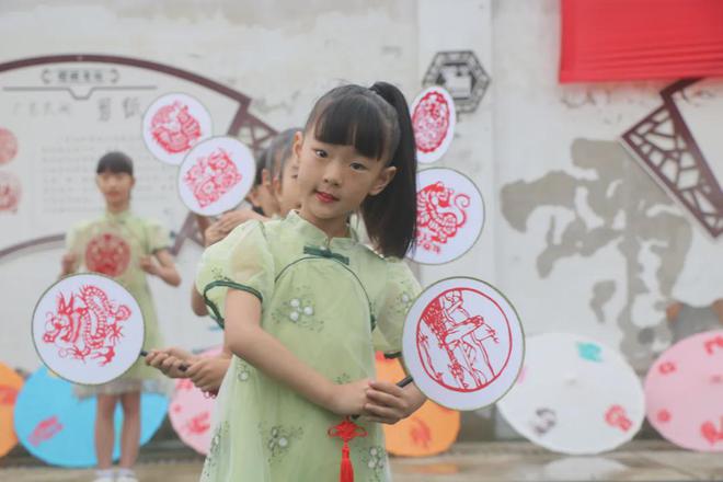 “文化和自然遗产日”非遗宣传展示系列活动——七里小学剪纸活动(图1)