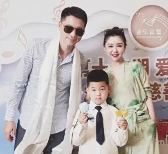 李小萌6岁儿子钢琴演出王雷亲吻孩子超有爱父子面相一模一样(图1)