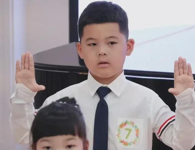 李小萌6岁儿子钢琴演出王雷亲吻孩子超有爱父子面相一模一样(图2)