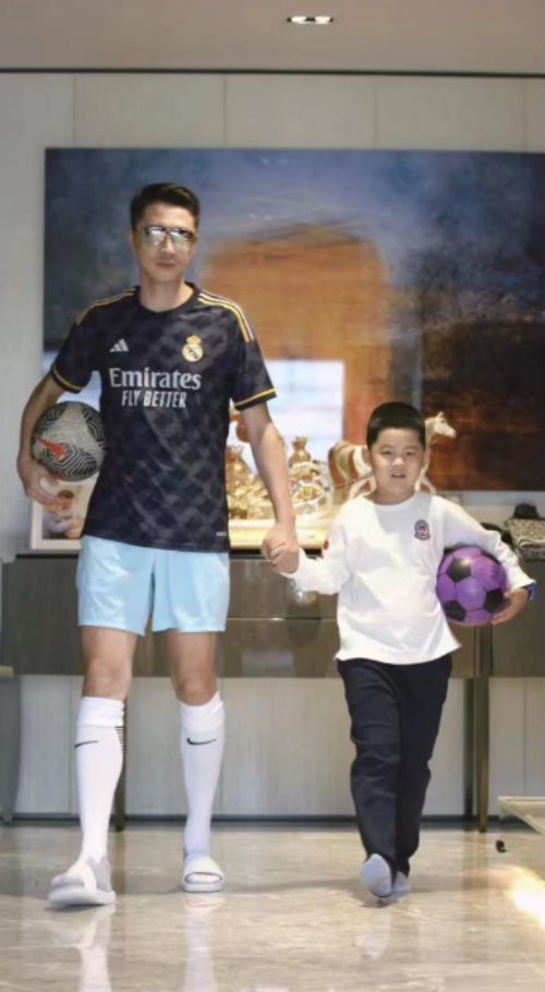 李小萌6岁儿子钢琴演出王雷亲吻孩子超有爱父子面相一模一样(图3)