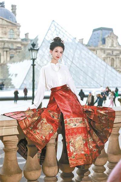 一架古筝一袭汉服尽我所学展示中国古筝的魅力｜专访音乐博主彭静旋(图3)