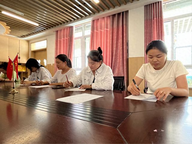 “琴声悠扬亮我风采”——临泉县韦寨镇中心幼儿园教师钢琴弹唱技能考核简报(图1)