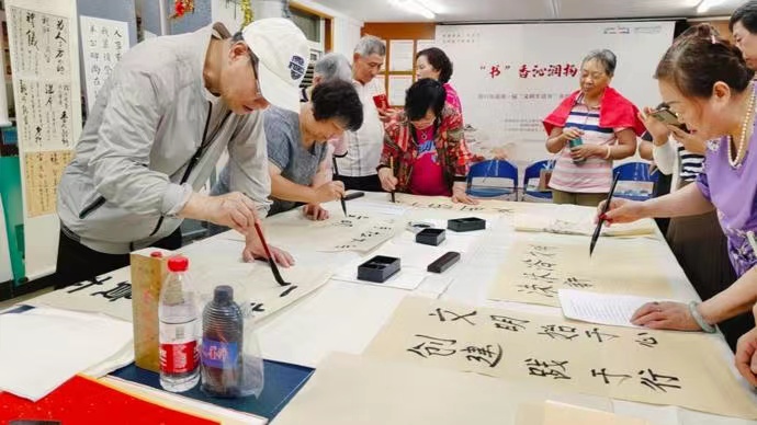 琴棋书画其乐融融杨浦区殷行街道第一届“文明生活节”市民嘉年华举行(图1)