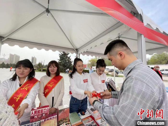 铸牢共同体中华一家亲）新时代的乌兰牧骑：做扎根草原的民族团结使者(图2)