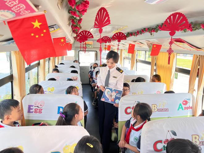 特色化服务助力“双减”！青岛温馨校车打造学生流动乐园(图3)