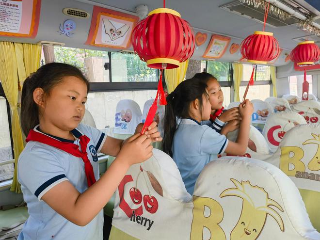 特色化服务助力“双减”！青岛温馨校车打造学生流动乐园(图2)