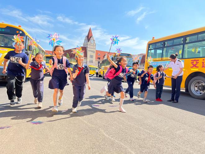 特色化服务助力“双减”！青岛温馨校车打造学生流动乐园(图1)