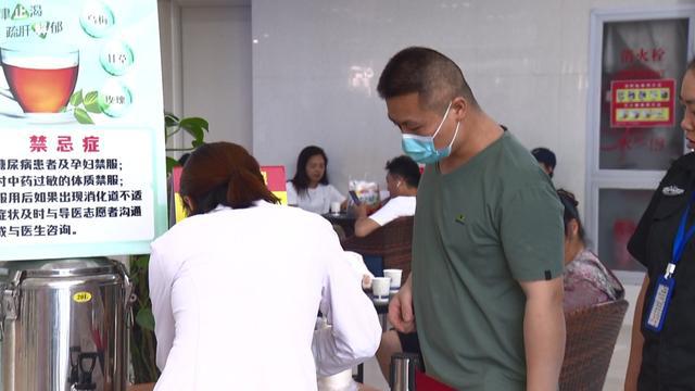 钢琴声伴着草药香金山这里就医很舒心！(图3)