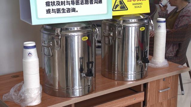 钢琴声伴着草药香金山这里就医很舒心！(图2)
