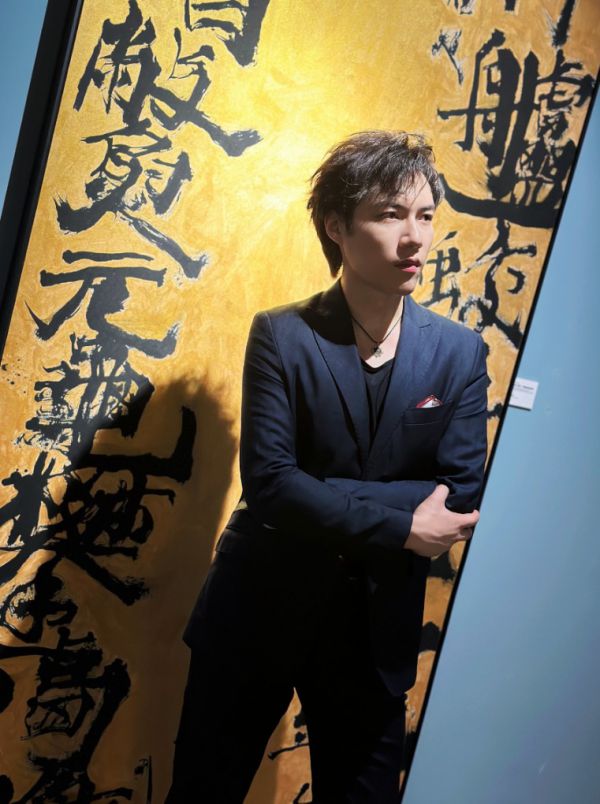钢琴家黄紫莅临《象渊之石》艺术展引领视听新时尚(图2)
