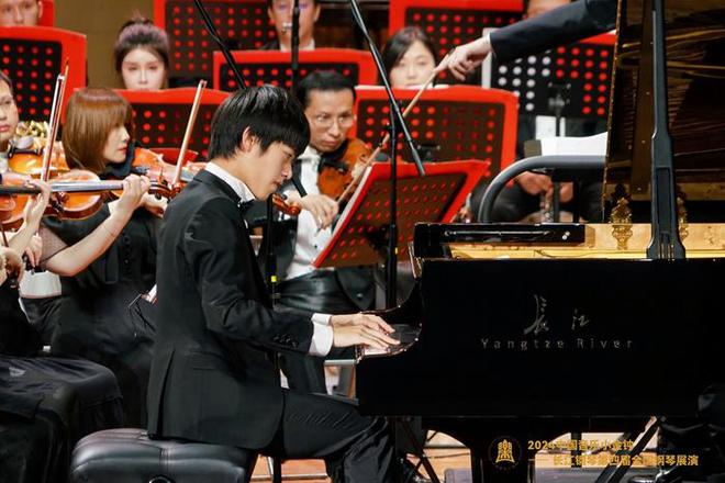 陈俊珲参加“2024中国音乐小金钟——长江钢琴第四届全国钢琴展演”闭幕音乐会(图1)