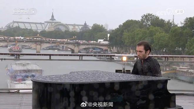 在奥运会开幕式上雨中弹奏、冲上热搜的钢琴家马上要来上海了！(图1)