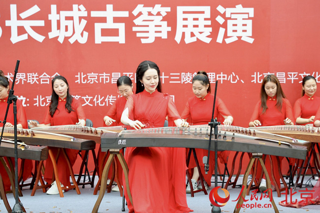 2023名古筝爱好者共同演绎北京居庸关长城脚下奏响铮铮琴音(图1)