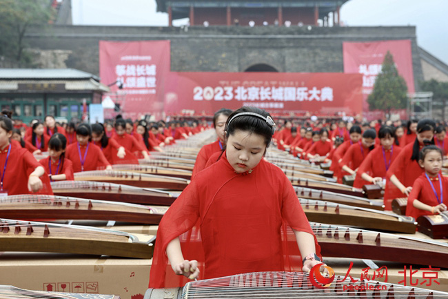 2023名古筝爱好者共同演绎北京居庸关长城脚下奏响铮铮琴音(图2)