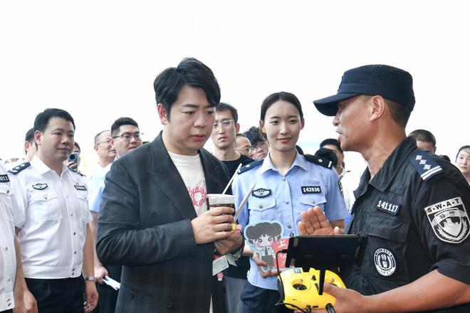 一手弹钢琴一手反诈！世界钢琴大师郎朗又多了一重新身份(图3)