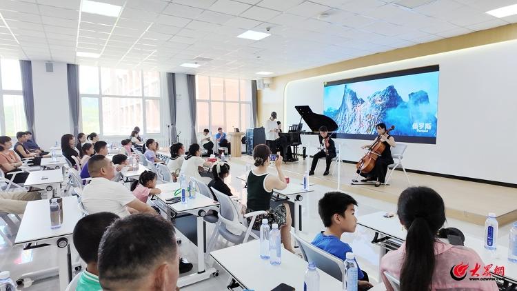 青岛西海岸新区九曲河社区工会联合会举办钢琴亲子音乐会(图1)