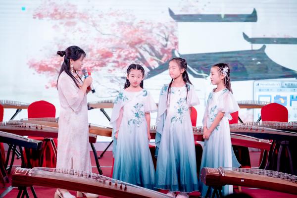弘扬传统文化绽放艺术之美西平县唐韵艺术中心古筝班年度汇演圆满落幕(图1)