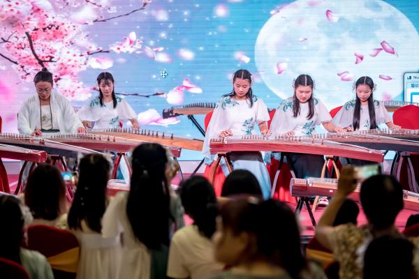 弘扬传统文化绽放艺术之美西平县唐韵艺术中心古筝班年度汇演圆满落幕(图3)