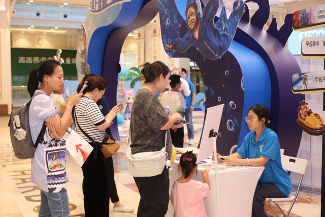 搬来大型船模、小航海家模拟驾驶、海上钢琴师上邮节期间三大邮轮在沪上商场玩起快闪(图2)