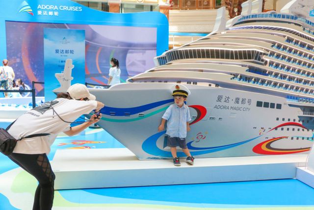搬来大型船模、小航海家模拟驾驶、海上钢琴师上邮节期间三大邮轮在沪上商场玩起快闪(图3)