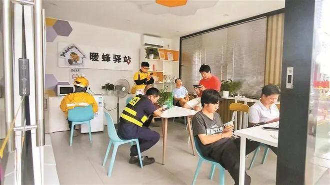 “给心灵充充电”！深圳一外卖小哥在暖蜂驿站共享电钢琴(图2)