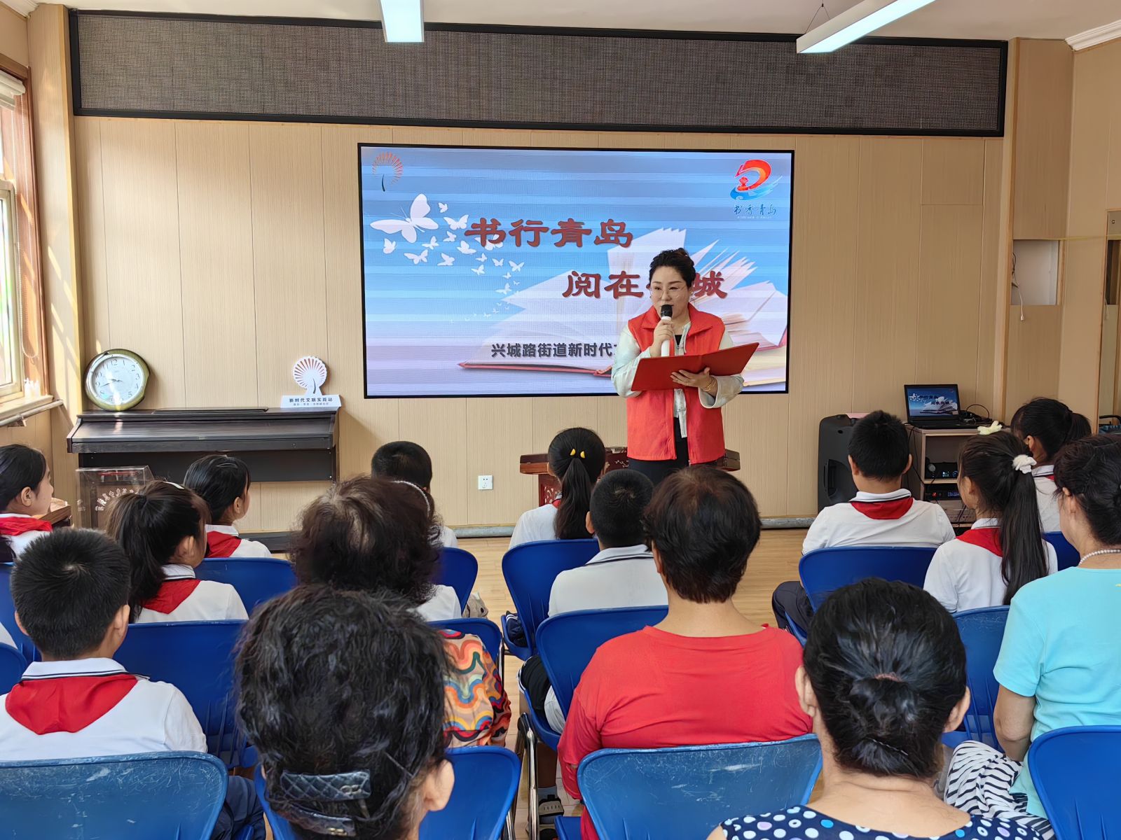 兴城路街道举办“书行青岛阅在兴城”读书月活动(图1)