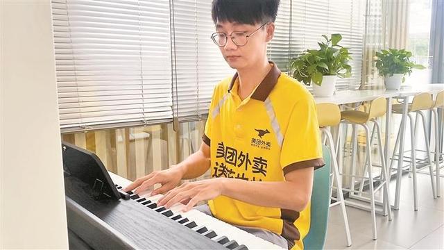 外卖小哥将自己的电钢琴搬进“暖蜂驿站”共享我的电钢琴能为大家充电(图1)