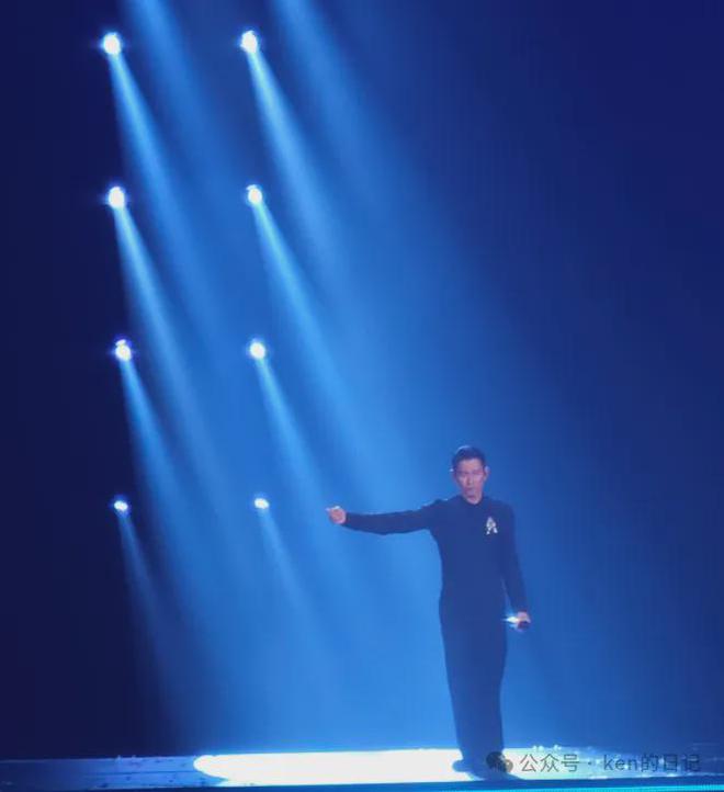 刘德华杭州演唱会日记：赵增熹的钢琴声给了男人哭吧不是罪的灵魂(图1)