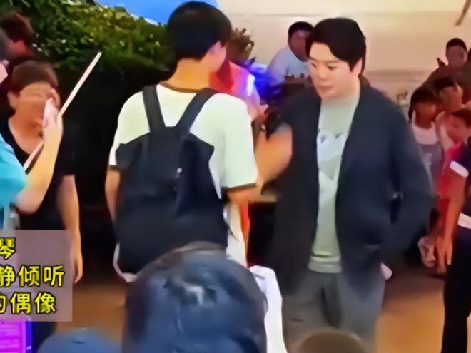 高二男生地铁口弹钢琴郎朗就在身后网友质疑是剧本要捧男生(图2)