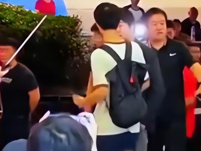 高二男生地铁口弹钢琴郎朗就在身后网友质疑是剧本要捧男生(图3)