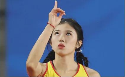吴艳妮晒入学照“钻石肚脐”惹争议网友：是学生该有的样子吗(图2)